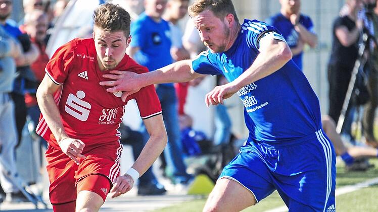 Erst vor rund zwei Wochen trafen der FC Mitwitz und der FC Coburg in der Bezirksliga West aufeinander. Damals drehte der FCC einen Rückstand noch zum 2:1-Heimsieg.  Foto: Hagen Lehmann