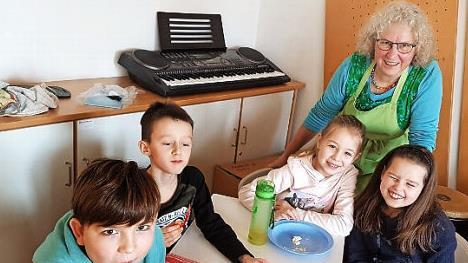 Ern&auml;hrungsfachfrau Karin Seubert erkl&auml;rte den Drittkl&auml;sslern der Anton-W&ouml;lker-Grundschule eine gesunde Ern&auml;hrung.  Foto: privat