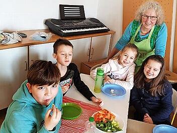 Ern&auml;hrungsfachfrau Karin Seubert erkl&auml;rte den Drittkl&auml;sslern der Anton-W&ouml;lker-Grundschule eine gesunde Ern&auml;hrung.  Foto: privat