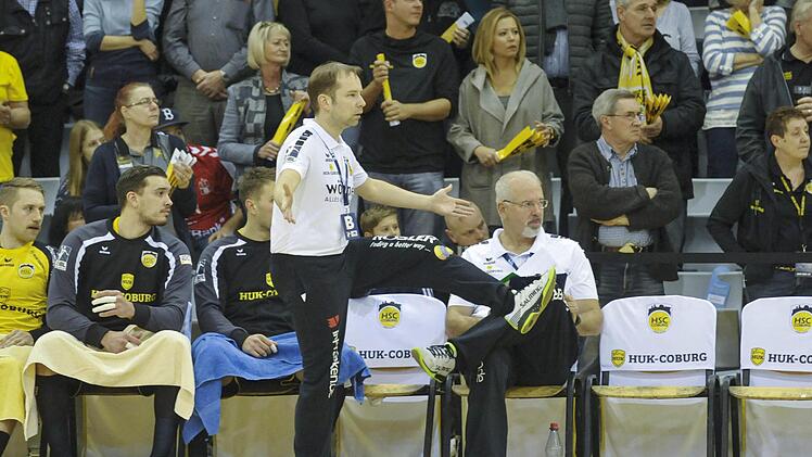Vollen Einsatz erwartet das Coburger Trainerduo Jan Gorr (auf einem Bein stehend) und Ralf Baucke (sitzend) heute Abend von seiner Mannschaft. Anwurf in Gummersbach ist um 19 Uhr. Foto: Hagen Lehmann