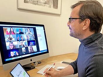 Andreas Keim bei einer Video-Konferenz mit seinen Schülern. In den Tablet-Klassen ist die Kommunikation viel einfacher. Schüler und Lehrer sehen sich von Angesicht zu Angesicht.  Foto: Elke Keim