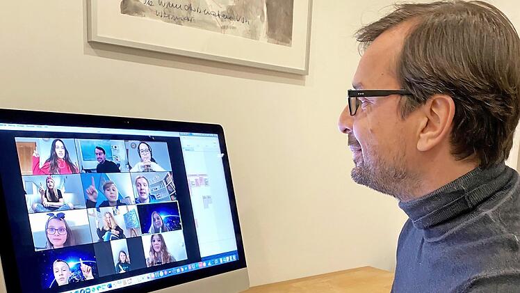 Andreas Keim bei einer Video-Konferenz mit seinen Schülern. In den Tablet-Klassen ist die Kommunikation viel einfacher. Schüler und Lehrer sehen sich von Angesicht zu Angesicht.  Foto: Elke Keim