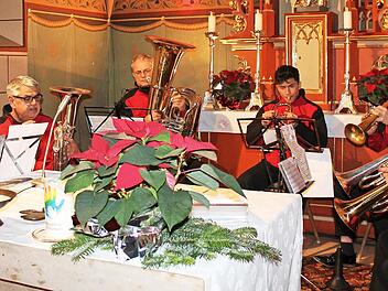 Die Bläsergruppe unter der Leitung von Norbert Brand (2. v. l.) ist fester Bestandteil des sehr besinnlichen und höchst emotionalen Adventskonzertes.
