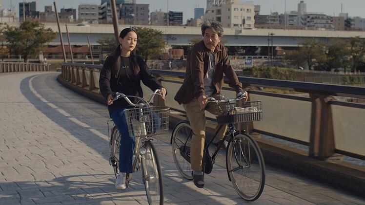Liebeserkl&auml;rung an Tokio: Radelnd erkunden Hirayama (K&ocirc;ji Yakusho) und Niko (Arisa Nakano) die japanische Hauptstadt.