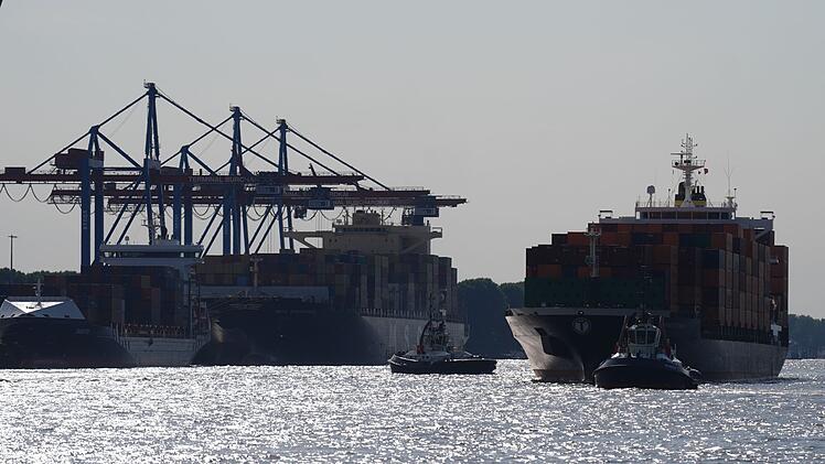 Containerschiff in Hafen