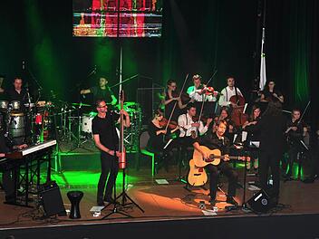 Die Bayreuther Band "Huebnotix", seit Jahren Stammgast beim Kulturamt Haßfurt, feierte in der Kreisstadt eine gelungene Premiere für ihre "Huebnotix & Strings-Tour". Ihr Konzert in der ausverkauften Stadthalle in Haßfurt mit einem Streicherensemble begeisterte.  Foto: Ulrike Langer