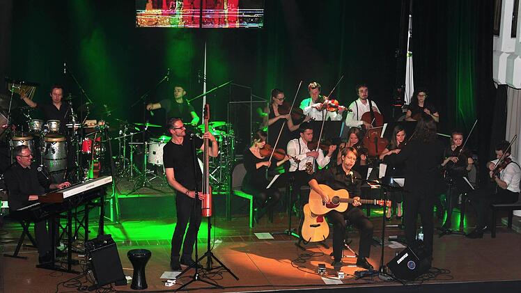 Die Bayreuther Band "Huebnotix", seit Jahren Stammgast beim Kulturamt Haßfurt, feierte in der Kreisstadt eine gelungene Premiere für ihre "Huebnotix & Strings-Tour". Ihr Konzert in der ausverkauften Stadthalle in Haßfurt mit einem Streicherensemble begeisterte.  Foto: Ulrike Langer