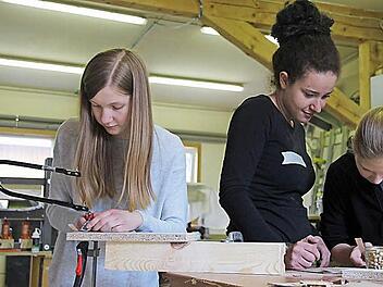 Luisa (Mitte) hat im September ihre Lehre als Schreinerin bei Tim Fleischmann in Zettlitz begonnen. Beim Girls-Day am Donnerstag hat sie mit den den insgesamt sieben Mädchen Ketten und Armbänder gefertigt.   Foto: Anja Greiner