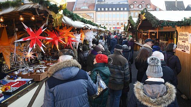 &Uuml;ber den Weihnachtsmarkt schlendern - die meisten machen es nach wie vor ohne gro&szlig;e Sorgen.  Foto: Ronald Rinklef