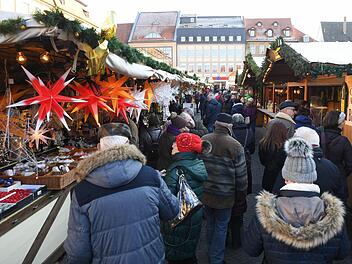 Über den Weihnachtsmarkt schlendern - die meisten machen es nach wie vor ohne große Sorgen.  Foto: Ronald Rinklef