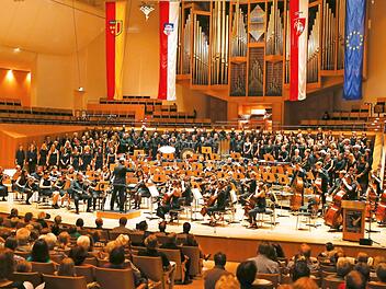 Große Besetzung beim Friedenskonzert im Joeph-Keilberth-Saa Foto: Matthias Hoch