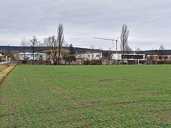 Schon wieder soll ein neues Baugebiet in Wonfurt, südlich des Baugebiets "Bodenfeld" (vorne im Bild), ausgewiesen werden.Ulrike Langer