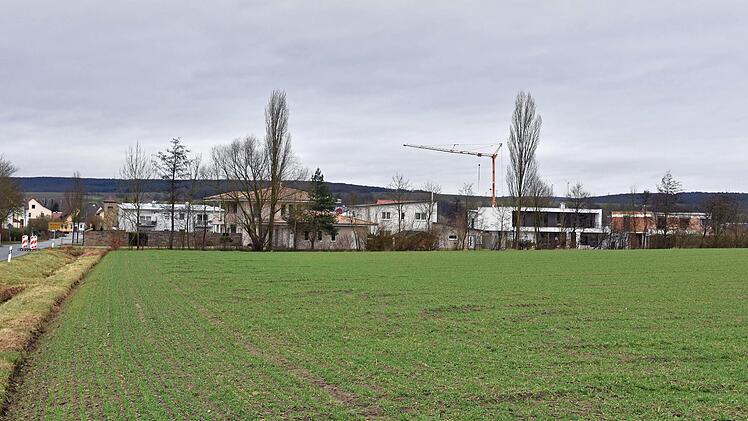 Schon wieder soll ein neues Baugebiet in Wonfurt, südlich des Baugebiets "Bodenfeld" (vorne im Bild), ausgewiesen werden.Ulrike Langer