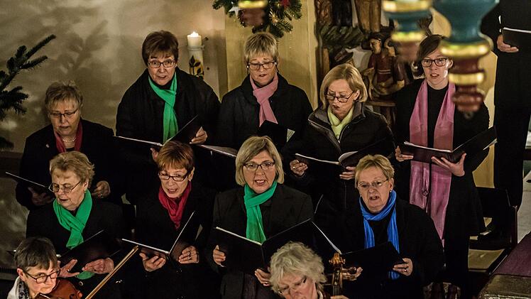 Die Sängervereinigun Bad Rodach und das Collegium musicum Hildburghausen unter der Gesamtleitung von Kirchenmusikdirektor Torsten Sterzik gestalteten ein Konzert in der Kirche St. Salvator in Untersiemau.Foto Jochen Berger