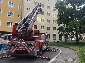 Einige Bewohner des Hauses mussten mit der Drehleiter gerettet werden. Foto: NEWS5 / Friedrich