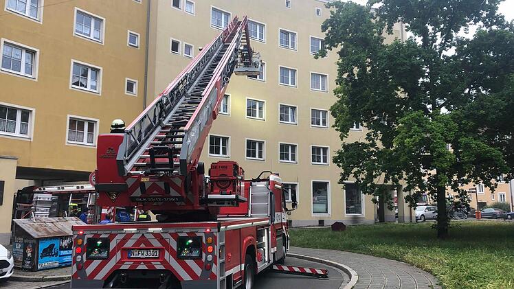 Einige Bewohner des Hauses mussten mit der Drehleiter gerettet werden. Foto: NEWS5 / Friedrich