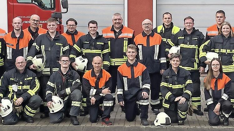 L&auml;nder&uuml;bergreifend: 21 Kameraden und Kameradinnen der Feuerwehren aus Zeitlofs und Wolfhagen-Br&uuml;ndersen absolvierten das Leistungsabzeichen &bdquo;die Gruppe im L&ouml;scheinsatz&ldquo;.