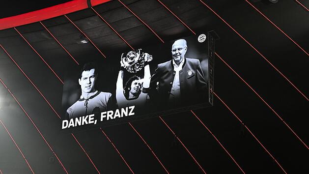 Bayern München gedenkt während des Bundesligaspiels gegen die TSG Hoffenheim Franz Beckenbauer