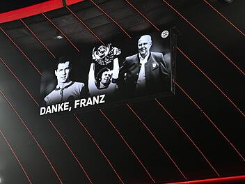 Bayern München gedenkt während des Bundesligaspiels gegen die TSG Hoffenheim Franz Beckenbauer