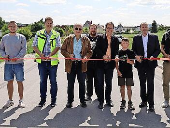 Bei so vielen Band-Durchschneidern blieben am Ende nur Schnipsel übrig: Die Zeickhorner Straße in Ebersdorf ist wieder für den Verkehr freigegeben.