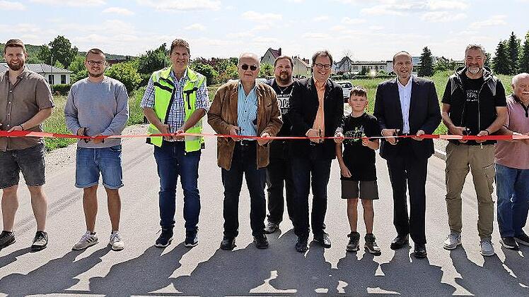 Bei so vielen Band-Durchschneidern blieben am Ende nur Schnipsel übrig: Die Zeickhorner Straße in Ebersdorf ist wieder für den Verkehr freigegeben.