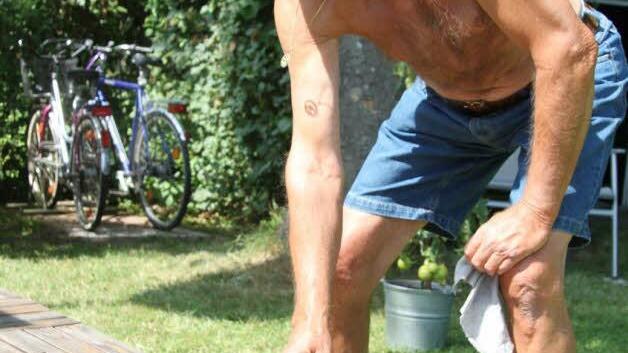 Gerhard Mann aus Berlin streicht in diesem Sommer seine Camping-Terrasse - und genießt die Ruhe auf dem Stadtsteinacher Campingplatz