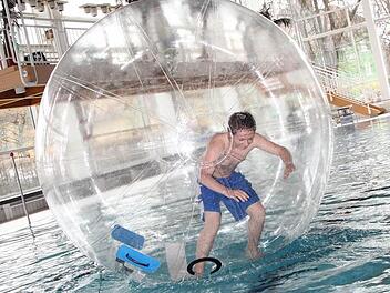 Die riesigen Wasserbälle haben einen Durchmesser von zwei Metern und sollen die Attraktion des Jubiläumsjahres werden. Der Sporttauchclub Stadtsteinach hat sie schon einmal getestet. Foto: Manfred Schöffel