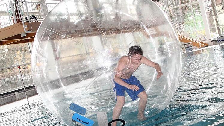 Die riesigen Wasserbälle haben einen Durchmesser von zwei Metern und sollen die Attraktion des Jubiläumsjahres werden. Der Sporttauchclub Stadtsteinach hat sie schon einmal getestet. Foto: Manfred Schöffel