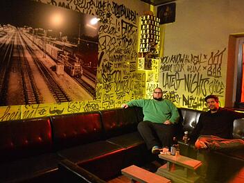 Gemütlich soll man sitzen in der Ostbar. Das wünschen sich die beiden Inhaber Moritz Niederstrasser und Roland Krefft. Foto: Ronald Rinklef