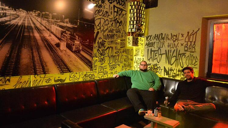Gem&uuml;tlich soll man sitzen in der Ostbar. Das w&uuml;nschen sich die beiden Inhaber Moritz Niederstrasser und Roland Krefft. Foto: Ronald Rinklef