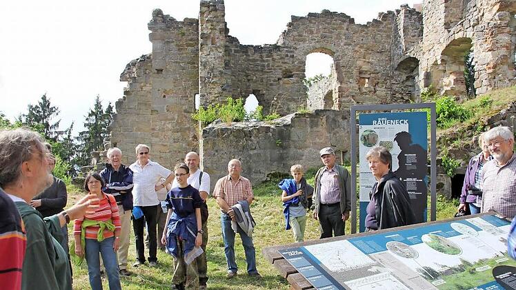 Über 30 Interessenten erklommen die Ruine Raueneck, um sich die Reste des Wohnturms (im Hintergrund) und die beeindruckende Artillerie-Umwehrung von Joachim Zeune (links im Bild) und weitere Besonderheiten erklären zu lassen.  Fotos: Ralf Kestel