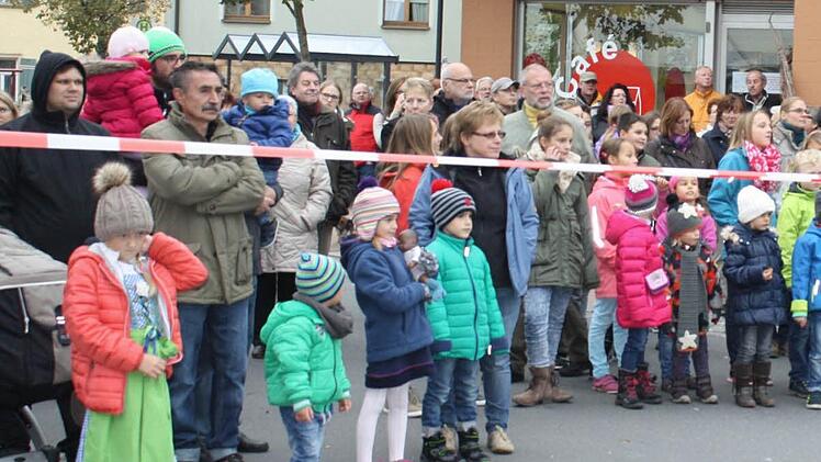 Viele Zuschauer ließen sich das Baumaustellen nicht entgehen.