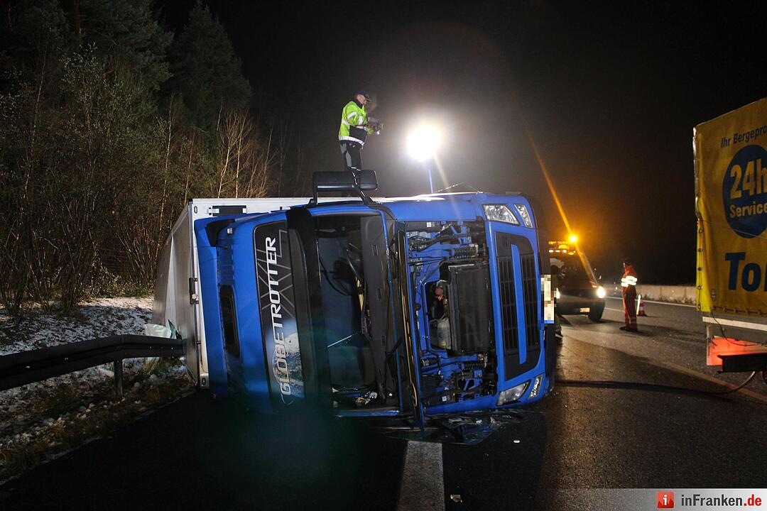 Gemüse-Sattelzug kippt auf A9 um
