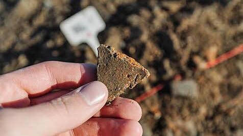 Diese Keramikscherbe (unten links) könnte 3000 Jahre alt sein. Ihren Fund bezeugen das weiße Schild und der rote Faden.