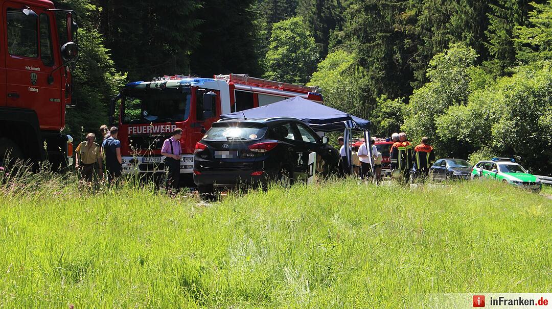 Motorradfahrer stuerzt und rutscht in Gegenverkehr - Biker verstirbt noch am Unfallort