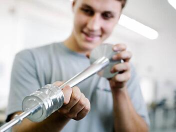 Der Ausbildungsberuf des Feinwerkmechanikers ist im Landkreis Lichtenfels am beliebtesten. Foto: Hendrik Steffens/Archiv