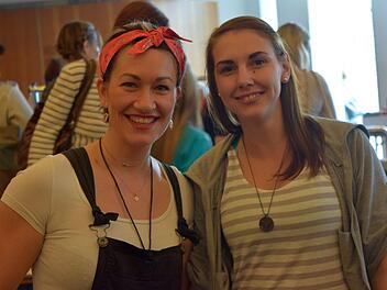 Ivonne Vogel (links) und Sindy Kirsch haben ihren Kleiderschrank ausgemistet und verkaufen die abgelegten Stücke nun auf dem Mädelsflohmarkt. Foto: Daniela Pondelicek