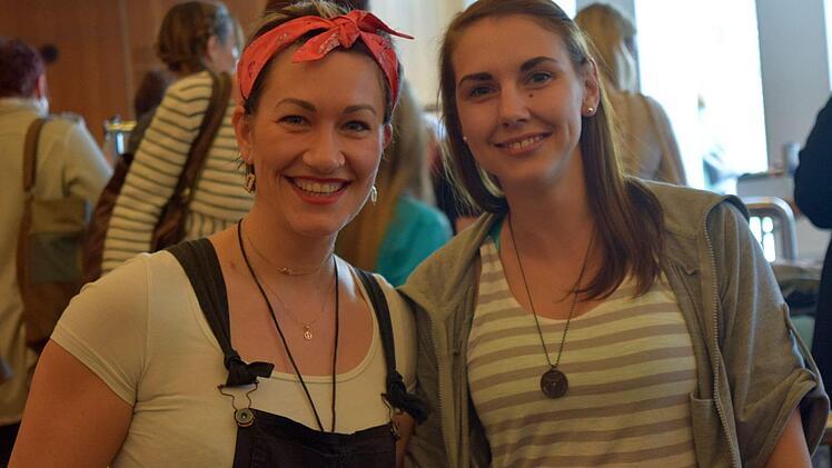 Ivonne Vogel (links) und Sindy Kirsch haben ihren Kleiderschrank ausgemistet und verkaufen die abgelegten Stücke nun auf dem Mädelsflohmarkt. Foto: Daniela Pondelicek