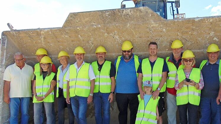 Der Stadtrat findet Platz in der Baggerschaufel. Foto: Petra Malbrich