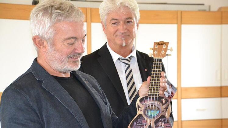 Regionalleiter Fritz Glock (rechts) überreichte dem begeisterten Musiker Thomas Zapf unter anderem eine Minigitarre. Foto: Uschi Prawitz