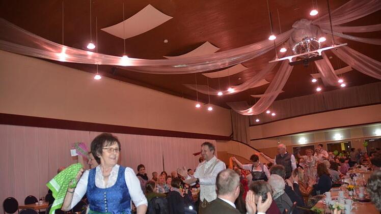 Große und kleine Models faszinierten mit einem farbenfrohen Augenschmaus und sorgten für viel Spaß mit einer Trachtenmodenschau