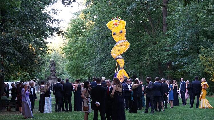 Dieter Erhards sieben Meter hohe Meerjungfrau "Merylin" im Schlosspark.   Foto: Pascale Ferry
