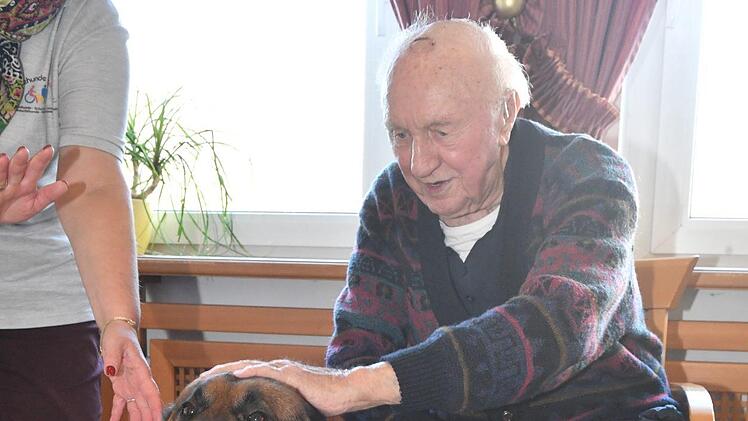 Therapiehund Aramis bei den Senioren im Kulmbacher WohnstiftFoto: Ronald Rinklef