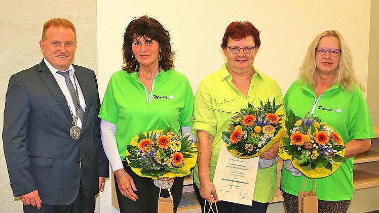 Treffsichere Pistolenschützinnen sind Maria Schlembach, Silvia Brach und  Renate Voll (von links neben Bürgermeister Matthias Klement). Sie wurden  Bezirksmeister. Maria Schlembach errang außerdem mehrere Einzel-Titel auf  Gau- und Bezirksebene.  Foto: Dieter Britz