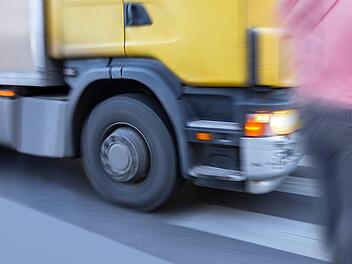 T&ouml;dlicher Unfall in Schneeberg. Eine Frau wurde von einem Lkw erfasst. Symbolfoto: Pink Badger/AdobeStock