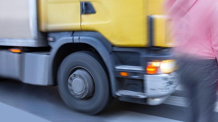 Tödlicher Unfall in Schneeberg. Eine Frau wurde von einem Lkw erfasst. Symbolfoto: Pink Badger/AdobeStock