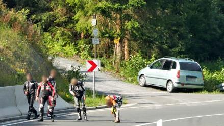 Die junge Bikergang schlendert &uuml;ber die Fahrbahn und inspiziert frische &Ouml;lspuren.  Fotos: Sandra Hackenberg