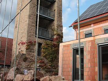 Wer in der Altstadt baut, wie hier am Baderturm, muss viele Vorgaben erfüllen, während sich Kommunen in den Siedlungen oft mit großzügig gefassten Bebauungsplänen überbieten. Im neuen Hammelburger Stadtrat gab es dazu schon mehrfach Grundsatz-Diskussionen.  Foto: Ralf Ruppert