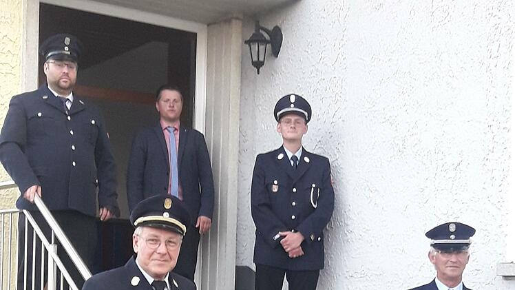 Der scheidende und die neuen Kommandanten: 1. Reihe, von links: Kreisbrandrat Benno Metz, der scheidende 1. Kommandant Robert Knauf; 2. Reihe, von links: 2. Kommandant  Sebastian Leuber, Bürgermeister Matthias Hauke, 1. Kommandant Patrick Pinkau. Foto: Lukas Roth