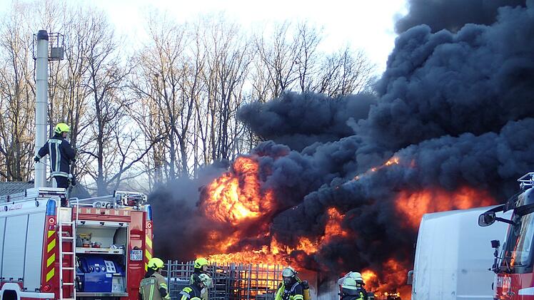 Die Feuerwehr Weißenburg hatte mit den Flammen zu kämpfen.